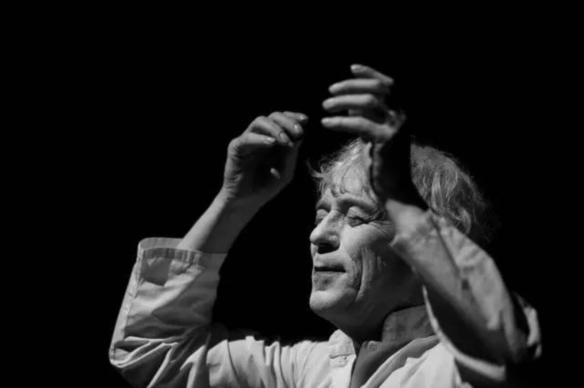 Philippe Bizot stage scene, a poetic mime moment / 比佐默剧抒情舞台瞬间